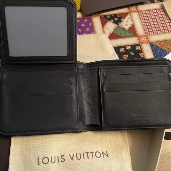 šLouis Vuitton Menās Black Sport Wallet. - Picture 4 of 11